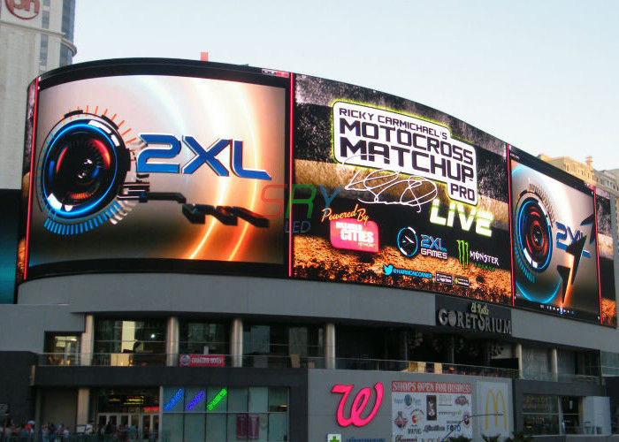 Regulowana jasność Zakrzywiony wyświetlacz LED Pełny kolor na komercyjnej ulicy spacerowej